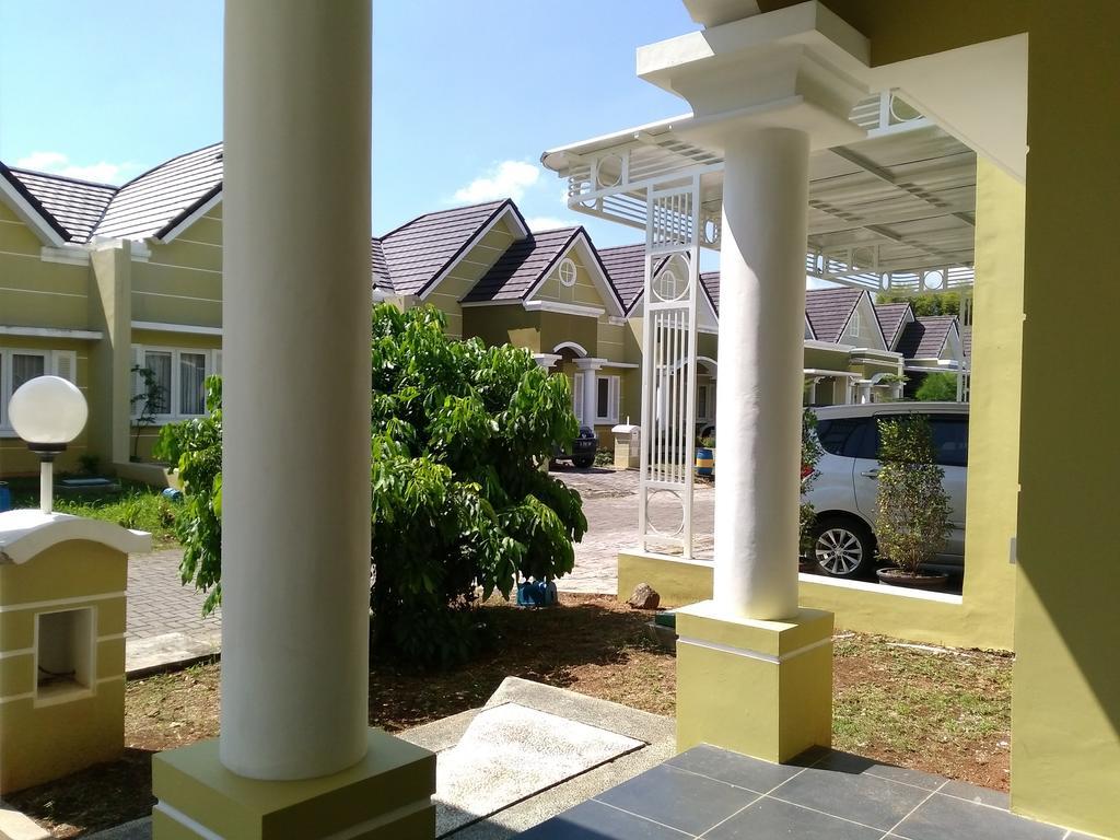 Jasmine Park Guest House Semarang Exterior photo